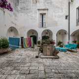 Proseguiamo ora il nostro viaggio nel cuore di Palazzo Marchesale. La nostra guida ci conduce prima di tutto nel cortile interno articolato intorno a un pozzo centrale in pietra